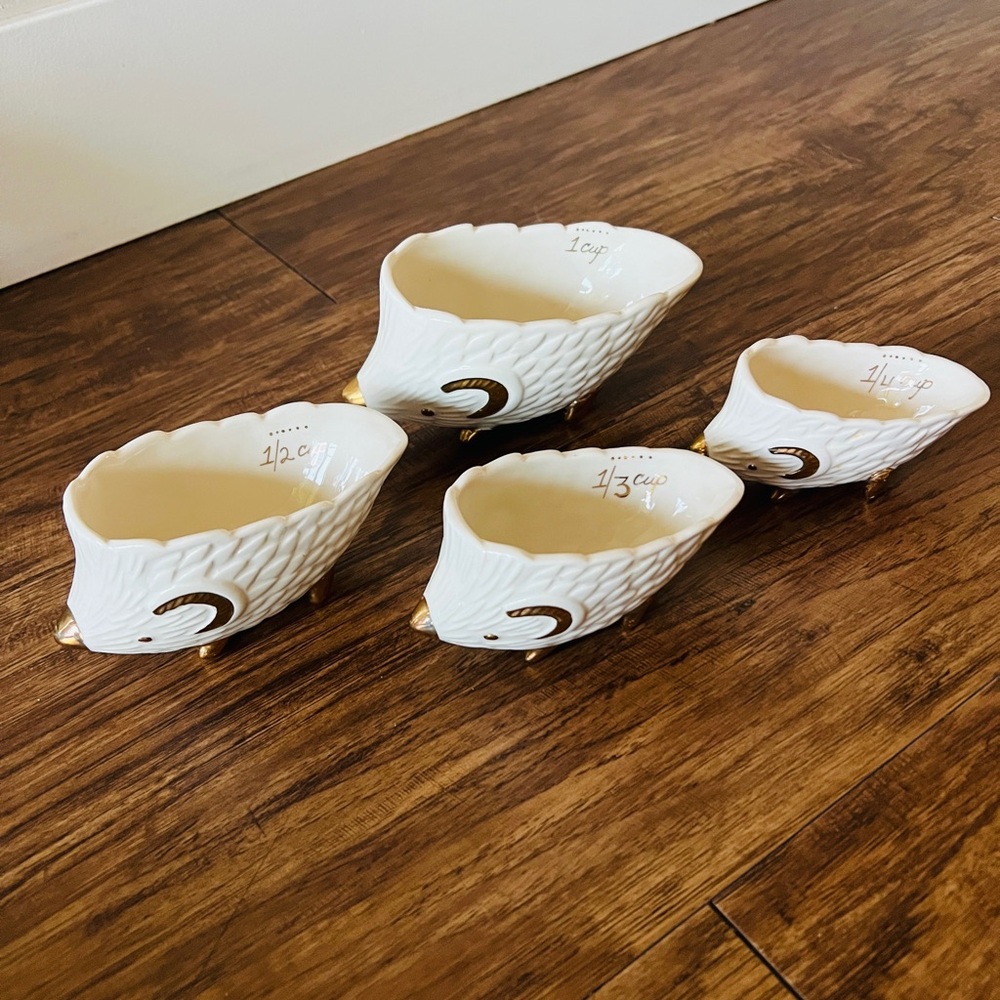 Anthropologie Hedgehog Measuring Cups Stackable Nesting Ceramic White & Gold